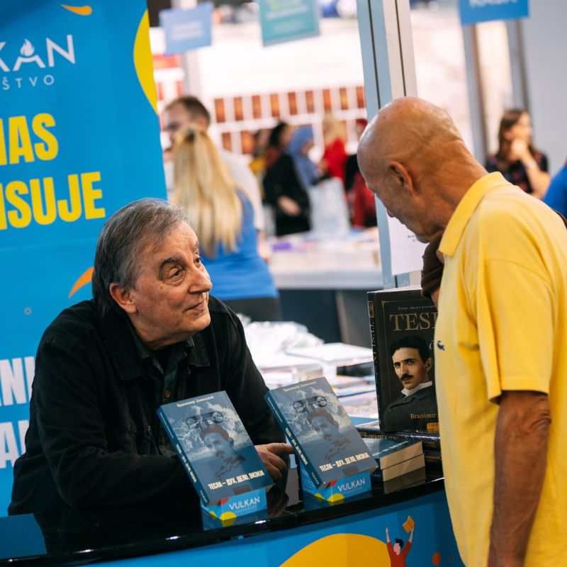 Na Vulkanovom štandu knjige potpisivao Branimir Jovanović Vulkan